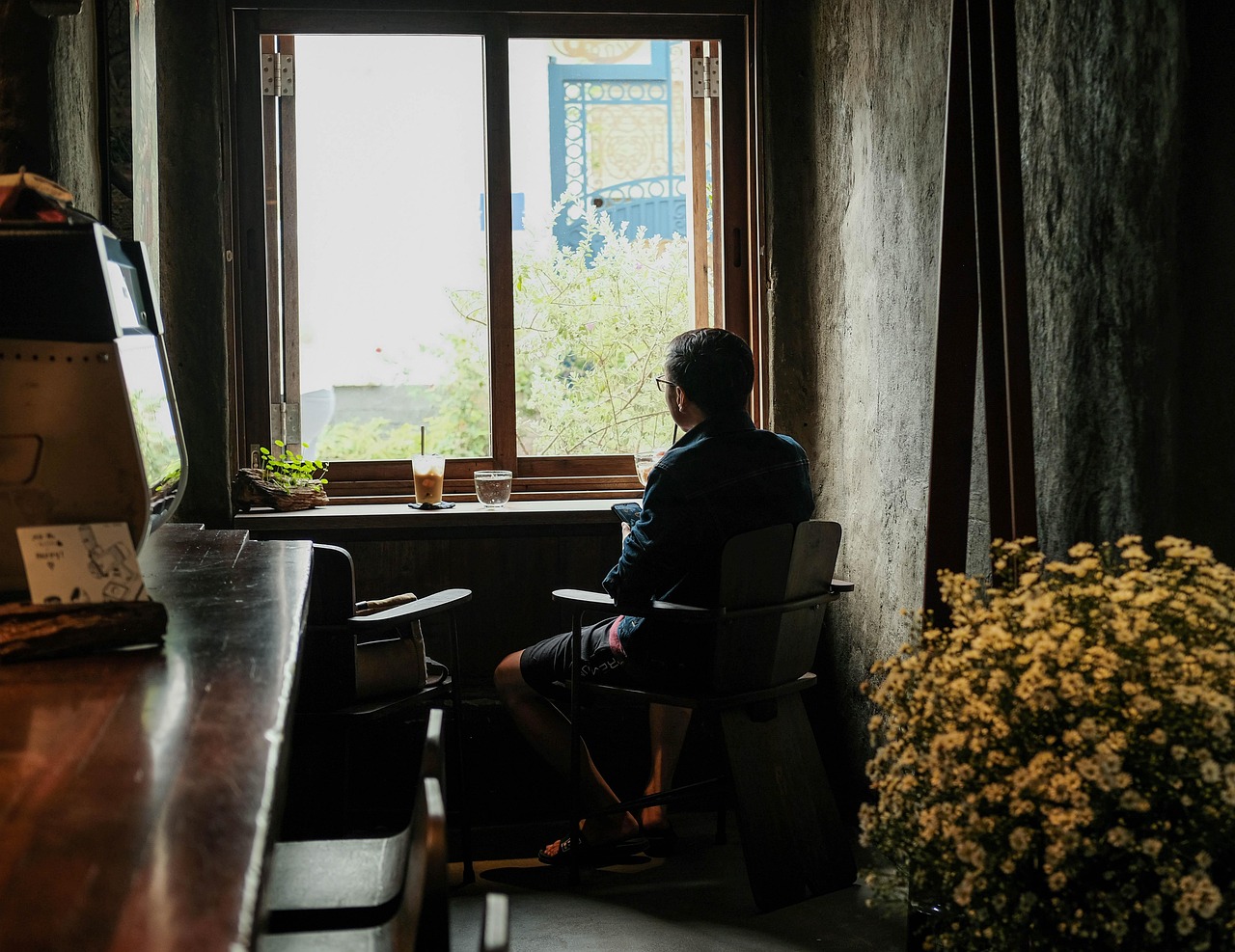 休職中の過ごし方、窓辺で過ごす時間のイメージ