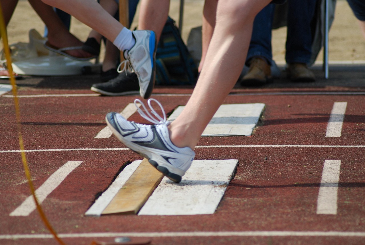 転職活動の小さな一歩、靴と地面のイメージ