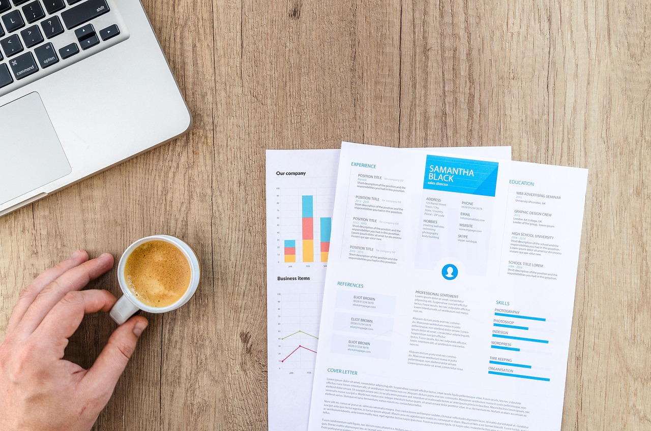 職務経歴書とパソコン、書類作成のイメージ